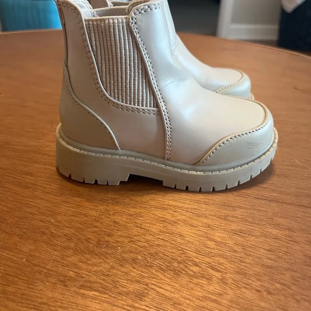 Cream Ankle Boots with Sleek Design and Cushioned Sole